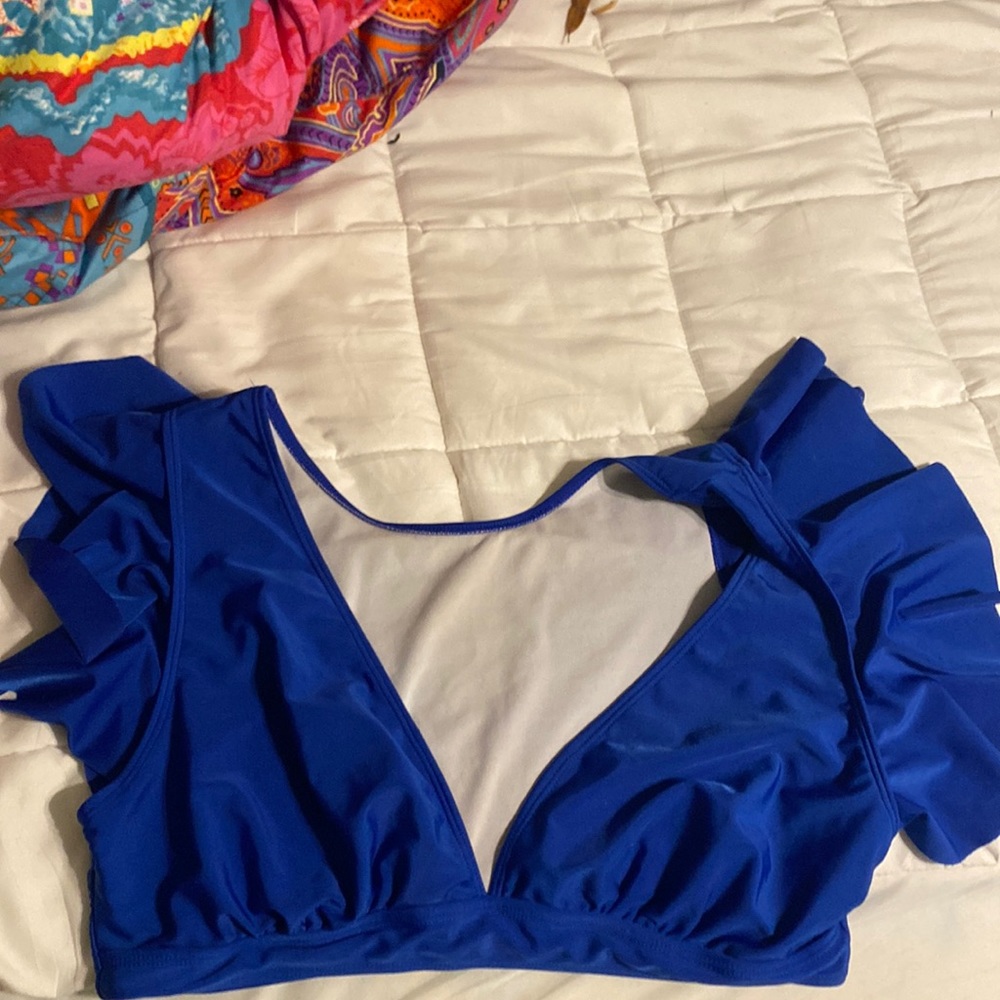 Super Cute bikini set in perfect condition. The ruffled sleeve are soooo cute!!!
